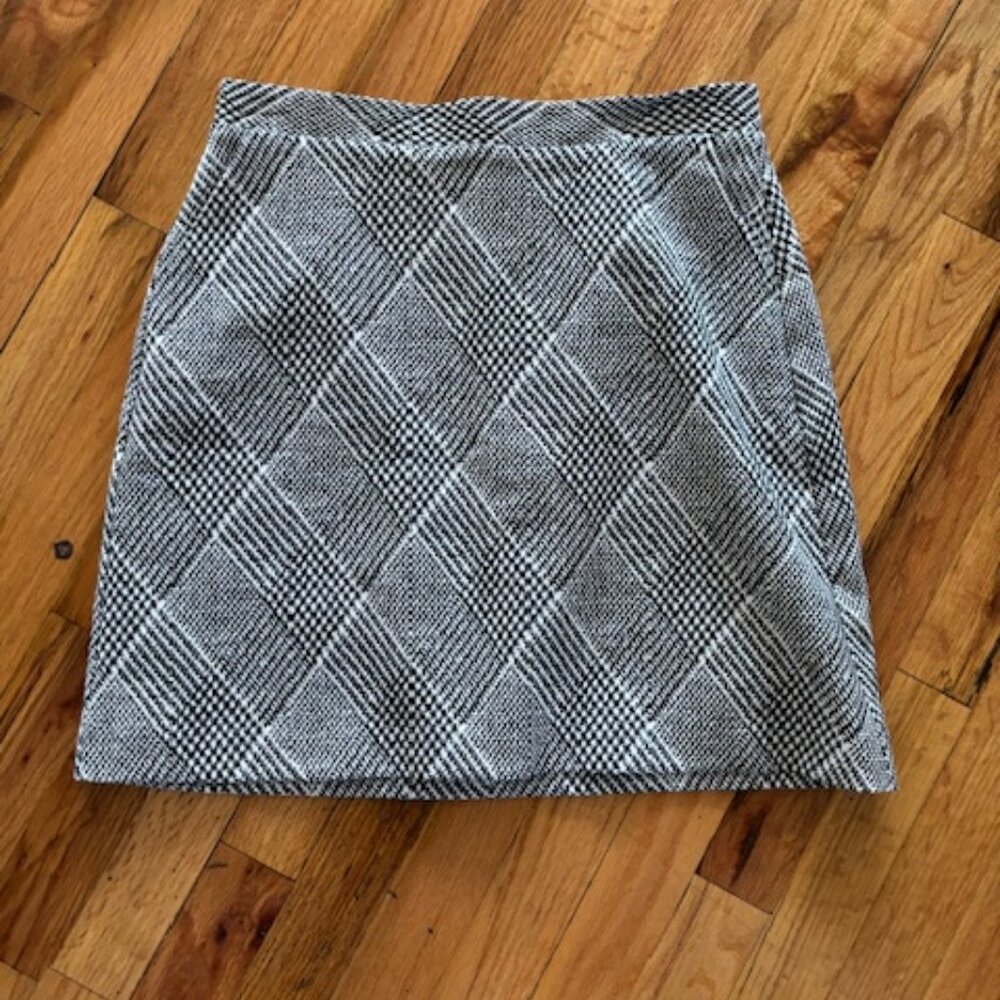 WOMANS BANANA REPUBLIC KNEE LENGTH SKIRT SIZE 2